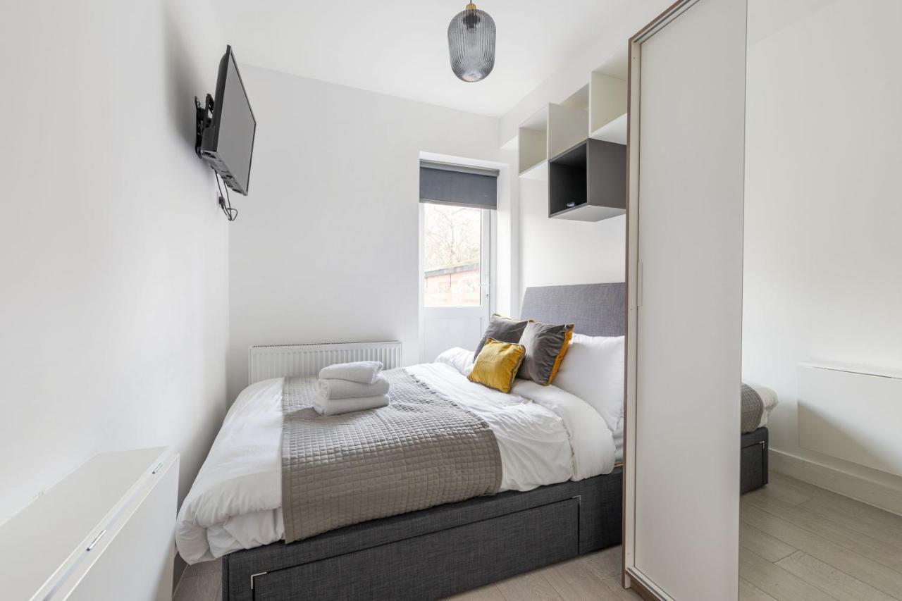 Functional Double With An Ensuite Toilet And Shower Near Tube And Bus Stations 런던 외부 사진